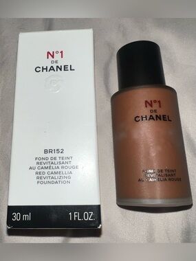 CHANEL No 1 de Chanel - Red Camellia Revitalizing Foundation BR152 new with box